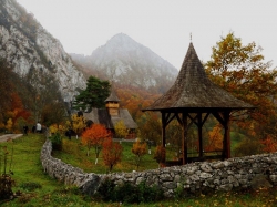 Atractie Turistica - Manastirea Sub Piatra - Ungureni - Centru Turistic