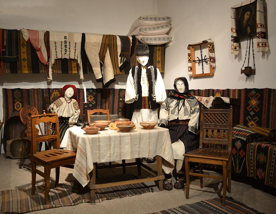 Atractie Turistica - Muzeul obiceiurilor populare din Bucovina - Gura Humorului - Centru Turistic